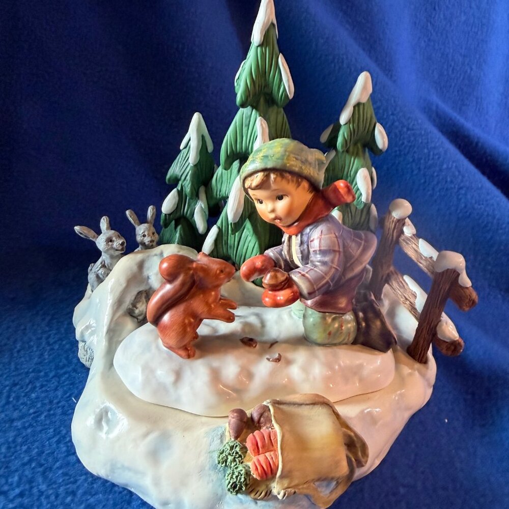 Hummel Playful Pets & Friendship in Bloom Scape